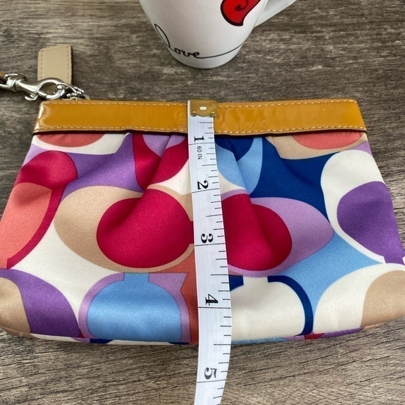 Women coach wristlet - Picture 7 of 12